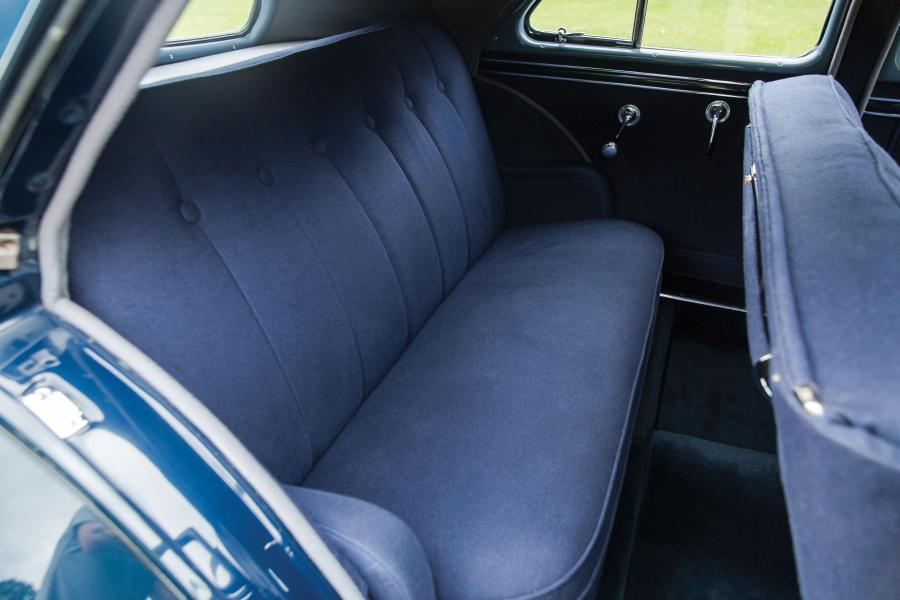 Интерьер Graham Model 113 Custom Hollywood Supercharged Sedan 1941 года  (фото 4 из 53)